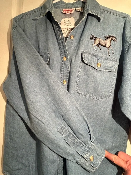 Vintage Denim Shirt with Horse Embroidery – Western Style – Size Medium - Picture 4 of 10